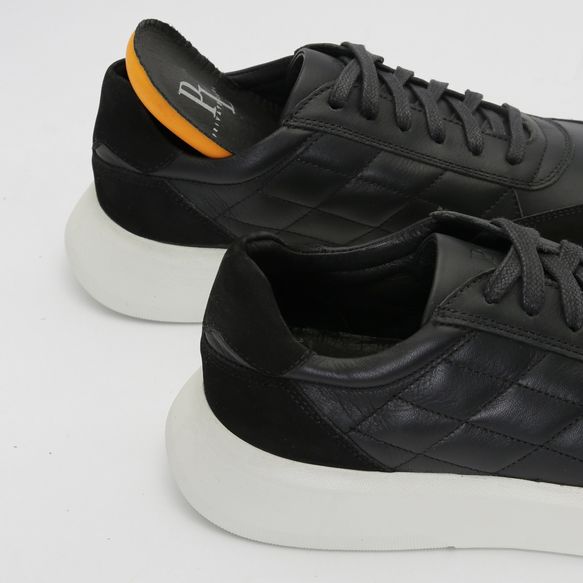 TÊNIS NOBUCK PRETO / NEW SOFT BRANCO